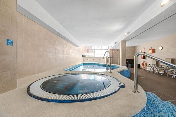 Ein Poolbereich im Hotel ALUA Gran Camp de Mar mit zwei Schwimmbecken und einem Whirlpool.