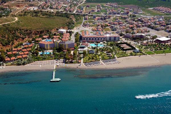 Luftaufnahme des Club Yali Hotels & Resort mit Pool und Strand