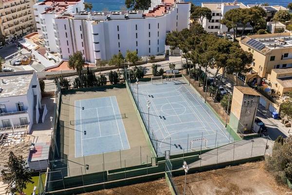 Tennisplatz im Hotel ALUA Gran Camp de Mar mit Blick auf das Meer