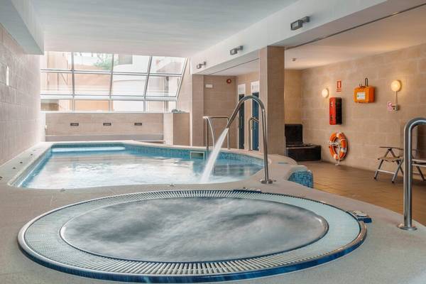 Poolbereich im ALUA Gran Camp de Mar Hotel mit Innenpool und Whirlpool.