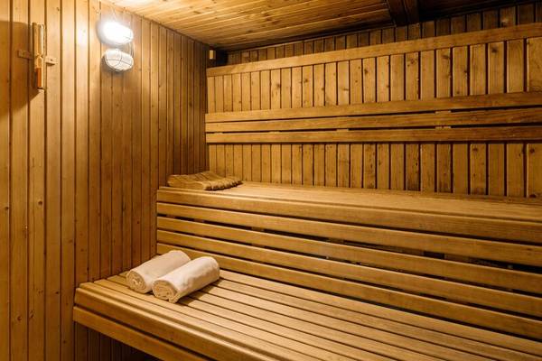 Sauna im ALUA Gran Camp de Mar mit zwei Liegen und zwei Handtüchern