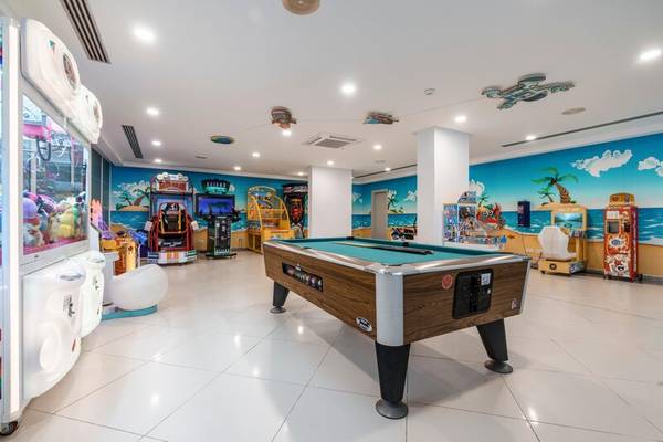 Spielzimmer im ALUA Gran Camp de Mar Hotel mit Billardtisch und Spielkonsolen.