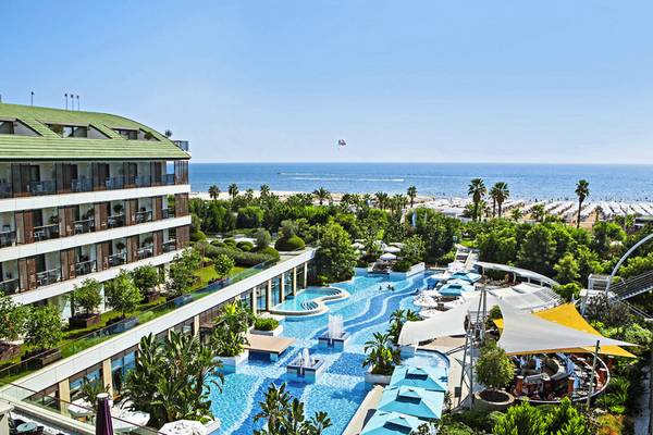 Luftaufnahme des TUI BLUE Side Hotels mit Pool und Meerblick.