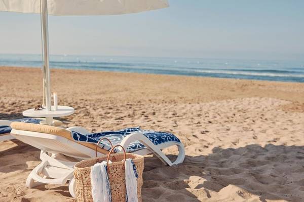 Liegesessel und Schirm am Strand im TUI BLUE Side Hotel