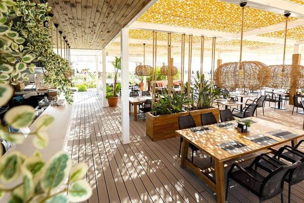 Terrasse des TUI BLUE Side Hotels mit Tischen, Stühlen und Pflanzen.
