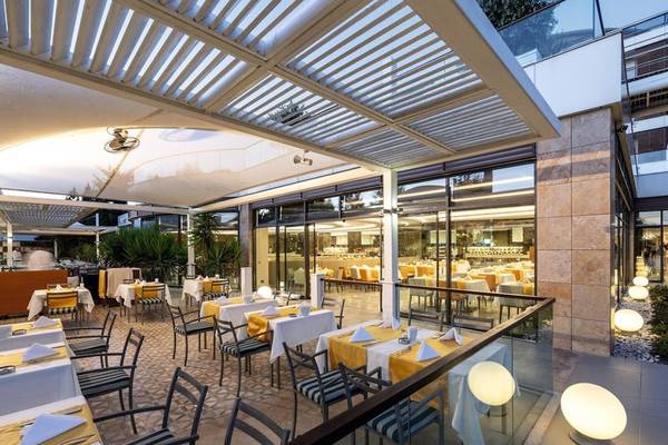 Restaurantterrasse des TUI BLUE Side Hotels mit gedeckten Tischen und Stühlen unter einem Sonnendach.