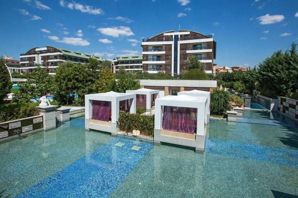 Außenbereich des TUI BLUE Side Hotels mit Pool und weißen Loungebereichen