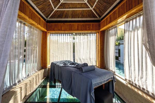 Massagebehandlungsraum im TUI BLUE Side Hotel mit Glasboden und Poolsicht