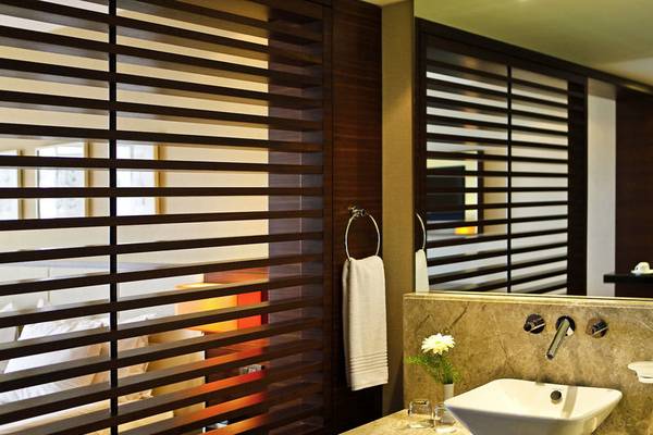 Badezimmer im TUI BLUE Side Hotel mit modernen Möbeln, einem Waschbecken und einem Spiegel.