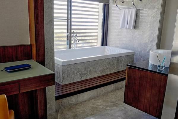 Badezimmer des TUI BLUE Side Hotels mit Badewanne, Waschbecken, und hängendem Handtuch.