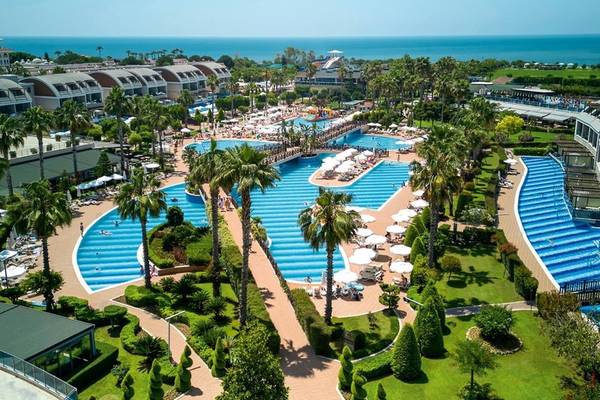 Luftaufnahme des Magic Life Jacaranda Resorts mit mehreren Swimmingpools und Sonnenliegen am Strand