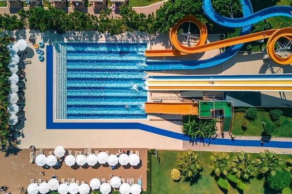 Oberflächenansicht des Schwimmbads und Wasserrutschen im Magic Life Jacaranda Hotel.