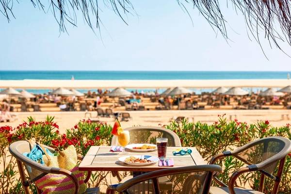 Tisch mit Getränken und Essen im Magic Life Jacaranda mit Blick auf den Strand