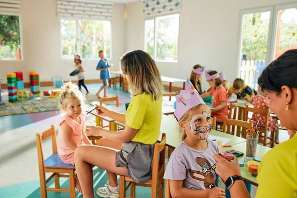 Kinder basteln im Magic Life Jacaranda Hotel in einer farbenfrohen Bastelecke.