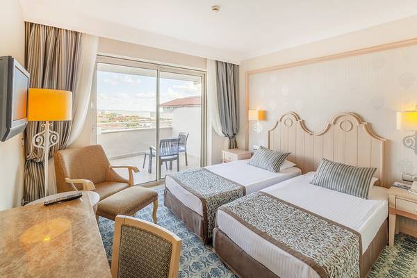 Doppelzimmer mit Balkon im Starlight Resort Hotel mit Blick auf die Stadt und Meer.