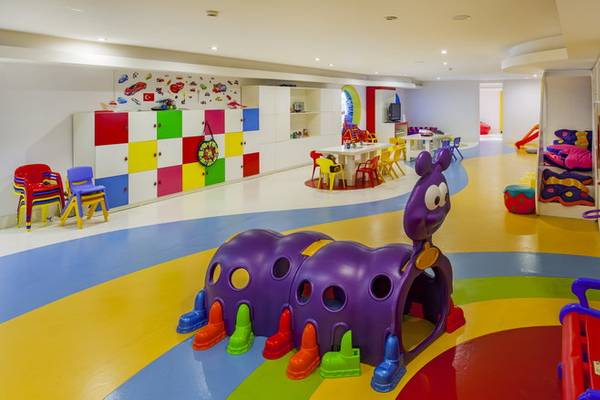 Kinderspielzimmer im Starlight Resort Hotel mit bunten Farben und Spielzeug.