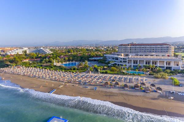 Luftaufnahme des Starlight Resort Hotels mit Strand, Pools und Gebäuden.