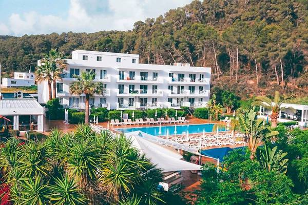 Außenansicht des Calimera Balansat Resorts mit Swimmingpool und Sonnenliegen.