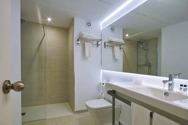 Badezimmer im Calimera Balansat Resort mit Dusche, Toilette, Waschbecken und Spiegel