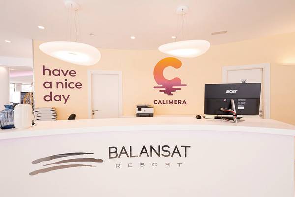 Rezeption im Calimera Balansat Resort auf Mallorca mit Logo und Schreibtisch.