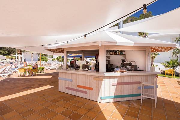 Poolbar im Calimera Balansat Resort mit Sonnenschirmen und Stühlen.