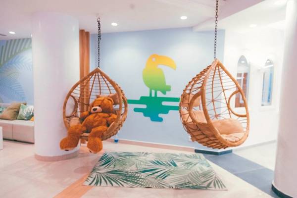 Loungebereich mit Teddybären in Korbstühlen im Calimera Balansat Resort