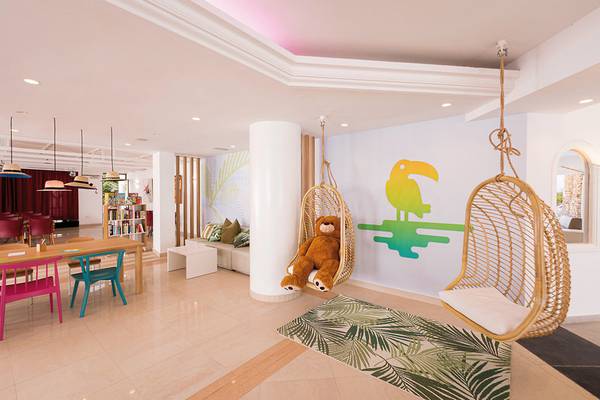 Kinderbereich im Calimera Balansat Resort mit Hängematten, Tisch und Stühlen.