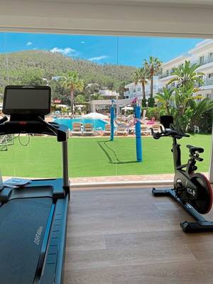 Fitnessbereich im Calimera Balansat Resort mit Blick auf den Pool und die Berge