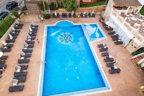 Luftaufnahme des Schwimmbads und der Liegebereiche des Canyamel Classic Hotels.
