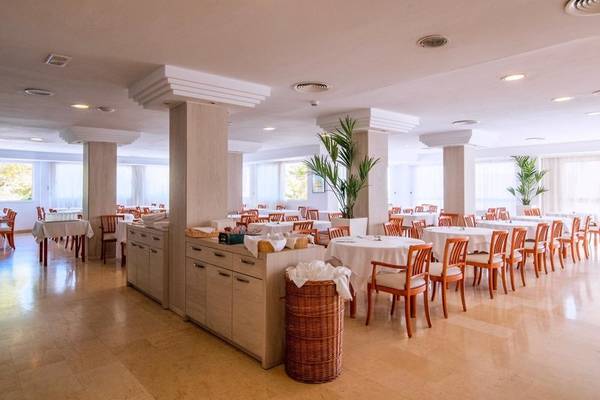 Frühstücksraum des Canyamel Classic Hotels mit vielen Tischen und Stühlen.