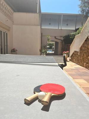Tischtennistisch im Freien neben einem Gebäude mit Swimmingpool, Canyamel Classic Hotel