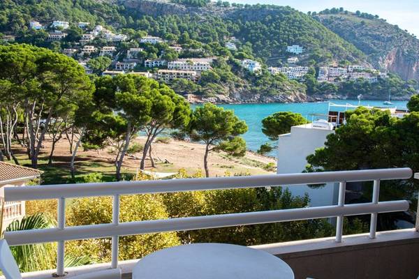Aussicht vom Balkon des Canyamel Classic Hotels auf die Küste und den Strand.