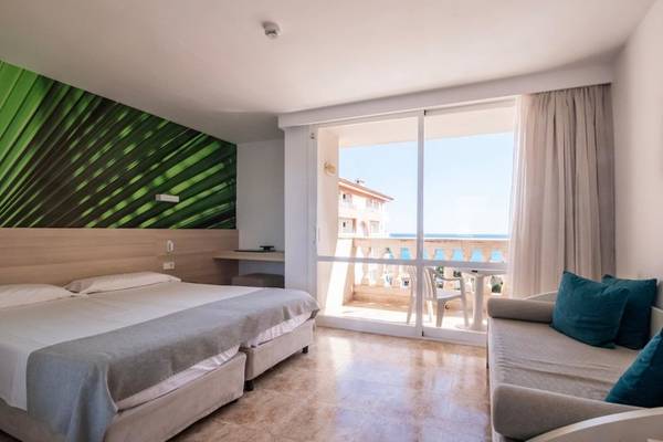 Doppelzimmer im Canyamel Classic Hotel mit Blick auf das Meer und einem Balkon.