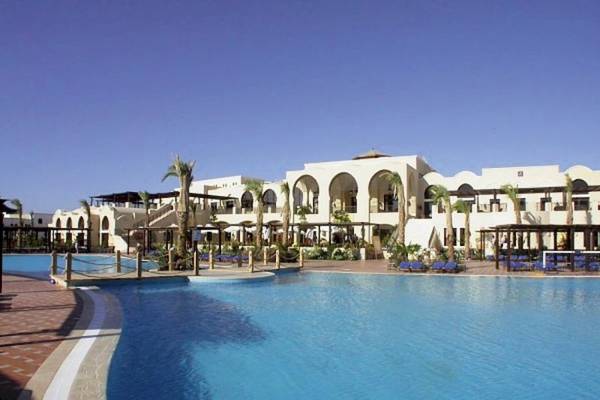 Außenansicht des Jaz Belvedere Resorts mit großem Swimmingpool und Loungestühlen.