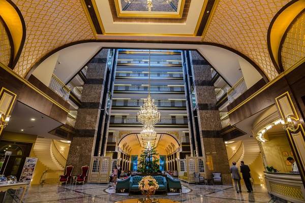 Foyer des Lumos Deluxe Resort Hotel & Spa mit einem großen Kronleuchter und einem Eingangsbereich.