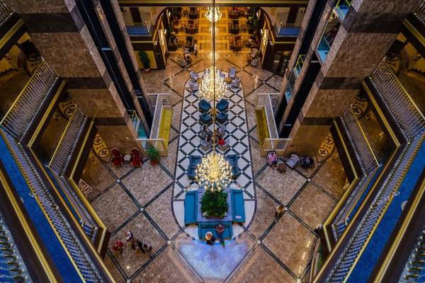 Vogelperspektive der Lobby des Lumos Deluxe Resort Hotels mit zwei Kronleuchtern.
