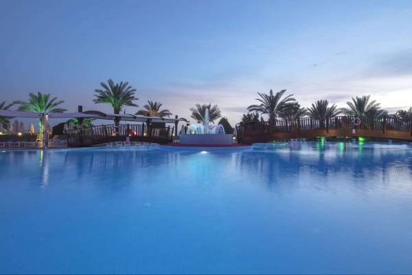 Pool mit Brücke im Granada Luxury Hotel Okurcalar