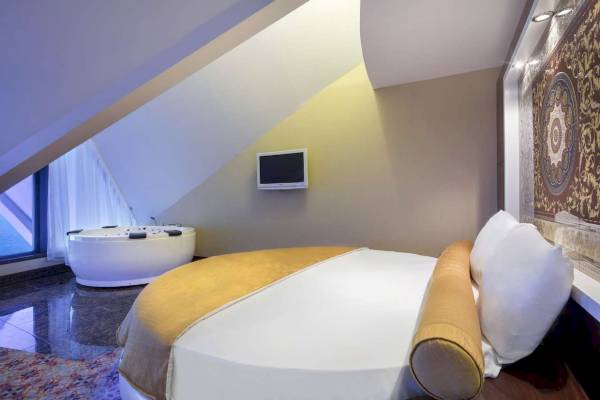 Suite Zimmer im Granada Luxury Okurcalar Hotel mit Badewanne und Fernseher