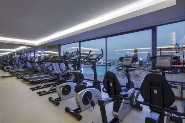 Fitnessstudio im Hotel Granada Luxury Okurcalar mit Blick auf den Pool