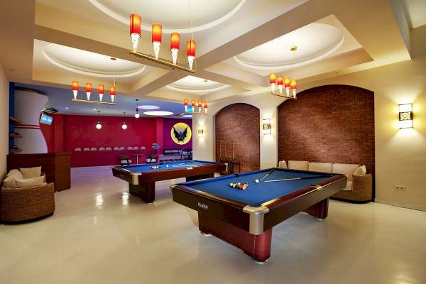 Poolraum im Granada Luxury Okurcalar Hotel mit zwei Billardtischen und Loungebereich.