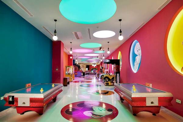 Spielhalle im Granada Luxury Okurcalar Hotel mit bunten Wänden, bunten Bodenfliesen und Airhockeytischen.
