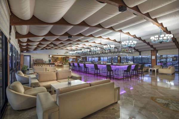 Lobby des Granada Luxury Okurcalar Hotels mit Bar und Sitzbereichen.