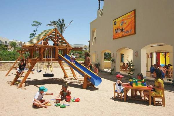 Kinder spielen auf dem Spielplatz des Jaz Belvedere Resorts.