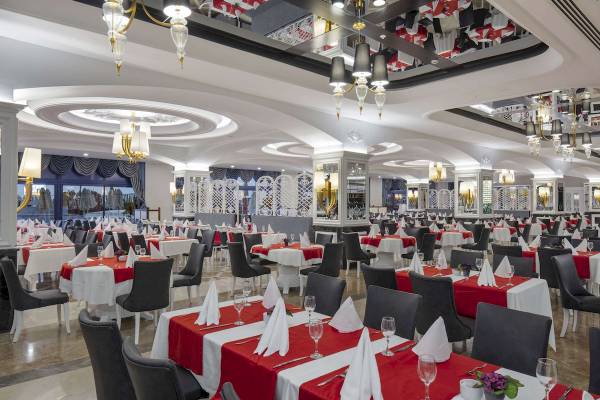 Granada Luxury Okurcalar Restaurant mit vielen Tischen und Stühlen, elegant eingerichtet