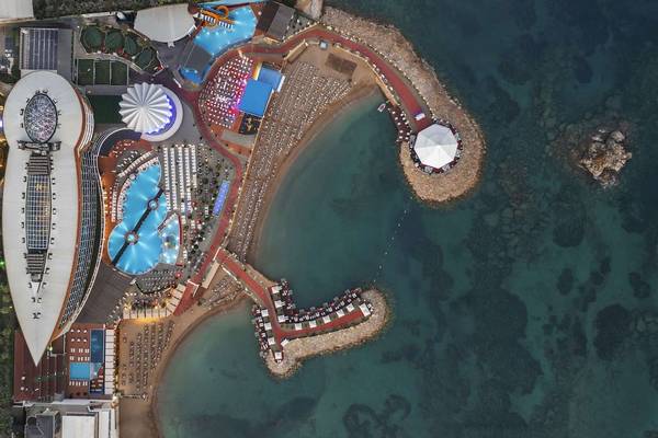 Luftaufnahme des Granada Luxury Okurcalar Hotels mit Pools und Strandbereich