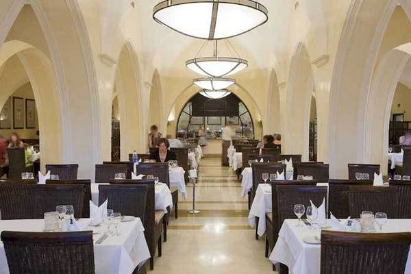 Innenansicht des Jaz Belvedere Resort Restaurants mit gedeckten Tischen und eleganten Kronleuchtern.