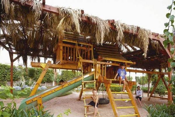 Kinderspielplatz im Jaz Belvedere Resort mit Rutsche, Schaukeln und Sandkasten.