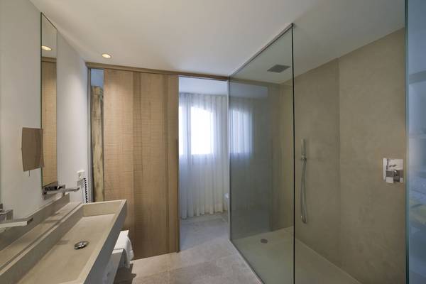 Hotel Paraiso de los Pinos Badezimmer mit Dusche, Spiegel und Waschbecken