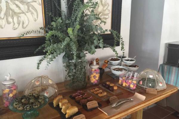 Tisch mit Süßigkeiten im Hotel Paraiso de los Pinos, darunter Muffins, Kekse und verschiedene Desserts.