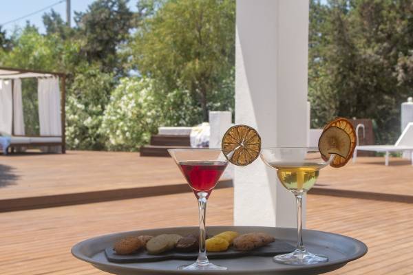 Zwei Cocktails mit Früchten und Keksen auf einer Holzterrasse im Hotel Paraiso de los Pinos.